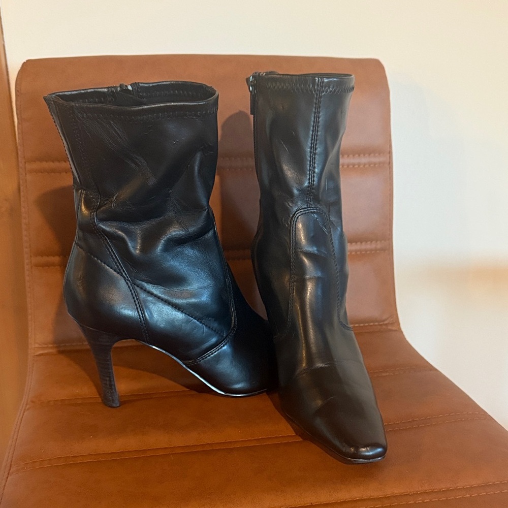 Nine Wear size 6 black leather booties